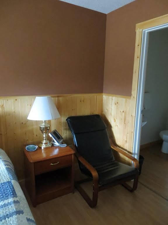 Fort Motel Форт-Маклауд Екстер'єр фото